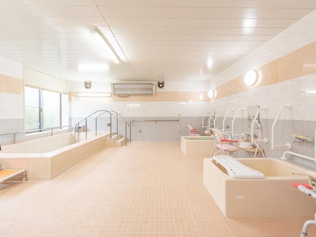 浴室 浴室は、バリアフリー対応です。暖房設備もついており、急激な温度変化でお身体に影響を与える心配がありません。