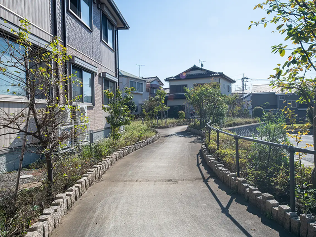 中庭スロープ 施設内の中庭や遊歩道にはお花や植木があり、緑を楽しみながらお散歩できます。お天気の良い日には、外気浴も実施。自然を感じながら、おだやかな日々をお過ごしいただけます。
