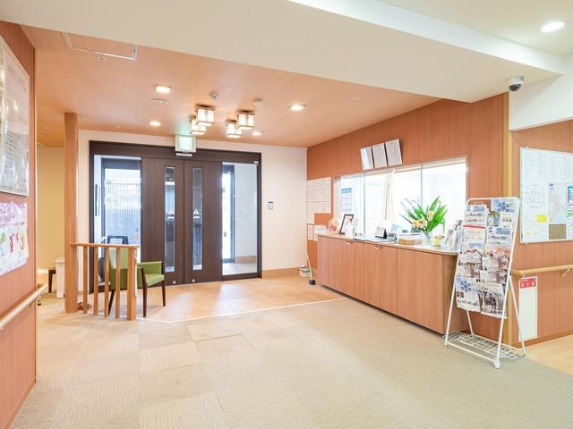 エントランス 明るいエントランスには、来館者がすぐわかるよう事務室の受付があります。ご来館やお帰りの際に事務スタッフとのコミュニケーションが容易となり、ご家族様との一体的なケア提供に取り組んでおります。