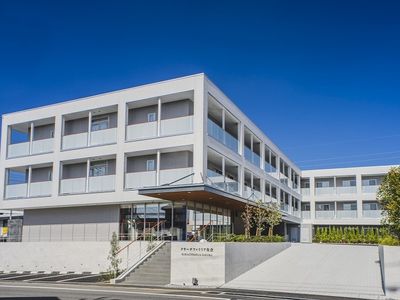白と茶のモダンな外観