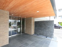 エントランスと看板