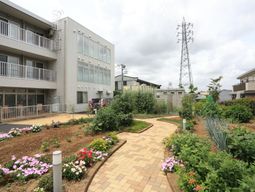 多彩な花が咲く庭園