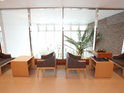 窓際の明るいラウンジ