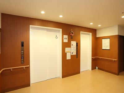 廊下のエレベーターと掲示物