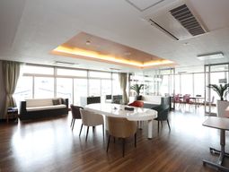 広々とした洗練されたラウンジ