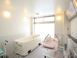 明るい浴室設備