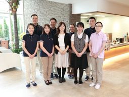 スタッフの集合写真