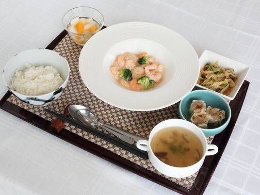和洋折衷の食事セット