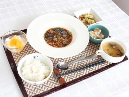 バランスの良い配膳された食事