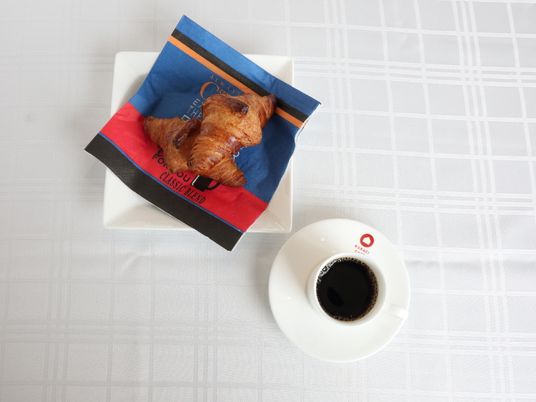 朝食のクロワッサンとコーヒー