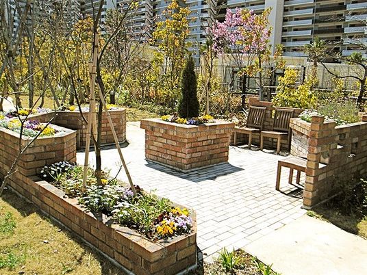 花と緑のある休憩所