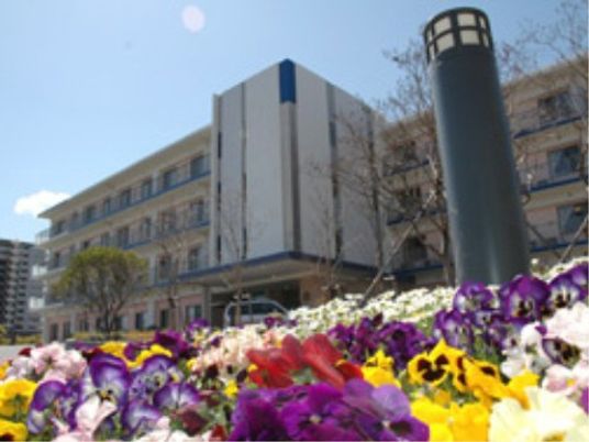 色とりどりの花と施設外観