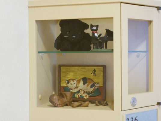 ぬいぐるみと絵の飾り棚