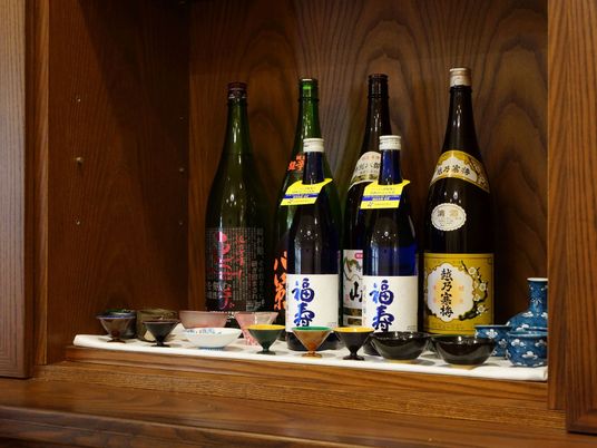 清潔な和風棚と酒器