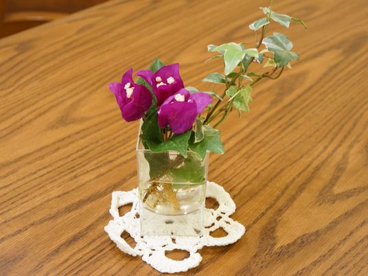 テーブルに花飾り
