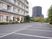 広々とした施設の駐車場