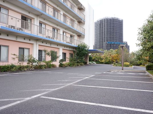広々とした施設の駐車場