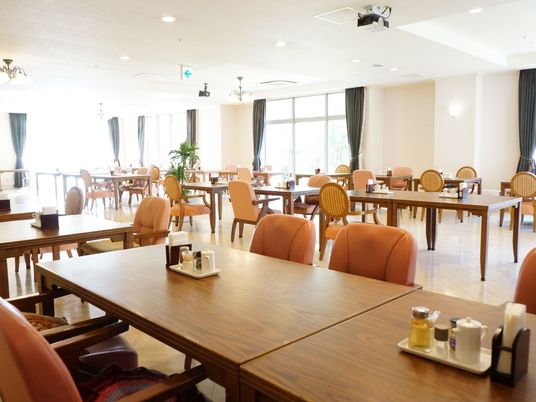 広々とした明るい食堂