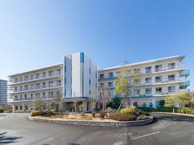 青空と建物の外観