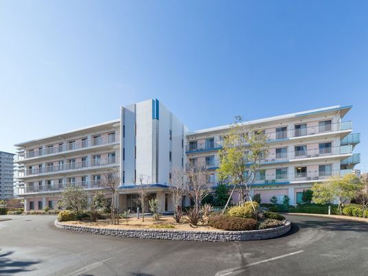 青空と建物の外観