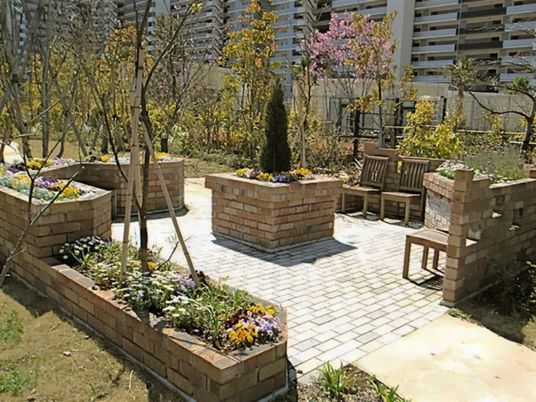 花と緑のある休憩所