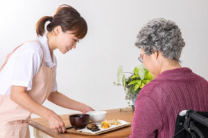 食事介助をする職員