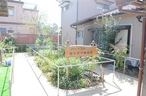 緑に囲まれた施設外観