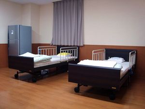 二台のベッドがある居室  
