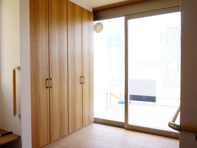 木目調のエントランスドア