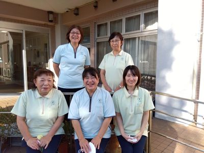 笑顔のスタッフの集合写真