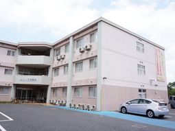 ピンク色の外壁の建物