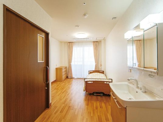 明るい個室の居室  