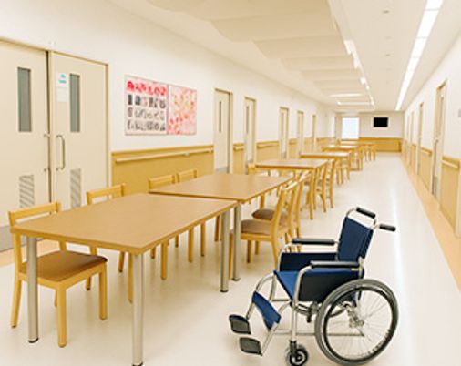 自然光が入る廊下