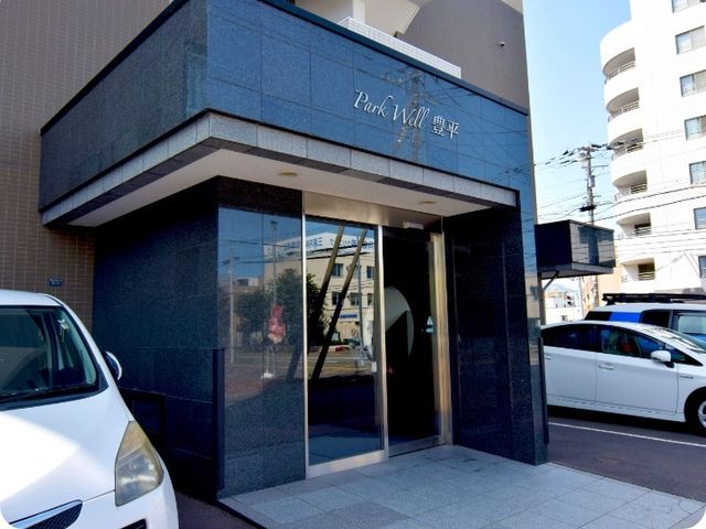 施設のエントランス エントランス   落ち着いた色合いの外観に、ガラス扉の出入口が設けられています。建物前まで車が寄せやすく、来訪しやすい印象です。