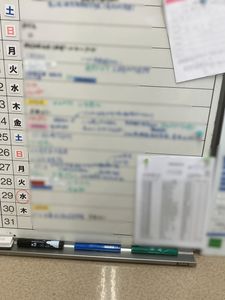 掲示板と予定表の壁面
