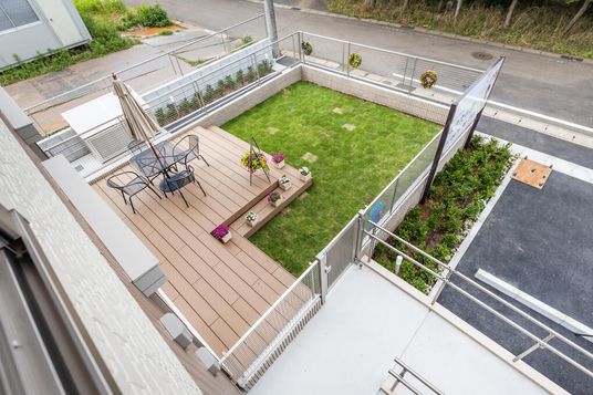 植物が飾られた庭