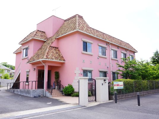 ピンクの建物外観