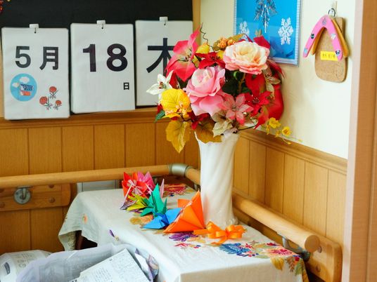 居室の一角と飾り紙花