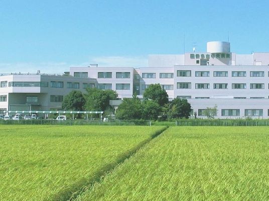 施設の外観と田畑  
