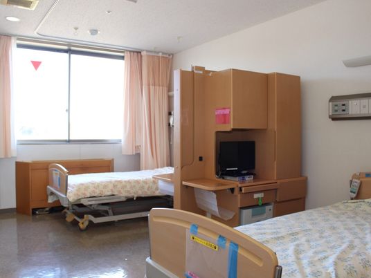 明るい居室のベッド  