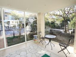明るい中庭が見える空間