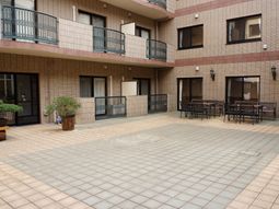 中庭のレンガ造り