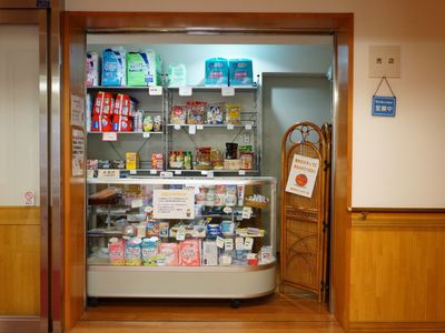 売店の充実した商品棚