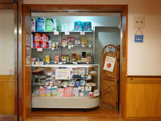 売店の充実した商品棚