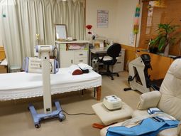 リハビリ機器とベッドの部屋