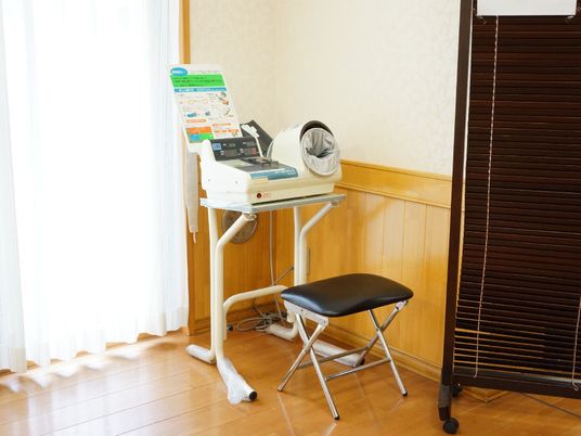 機能訓練用器具と椅子