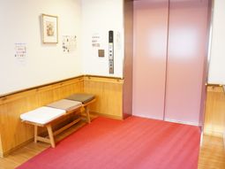 エレベーター前の待合スペース