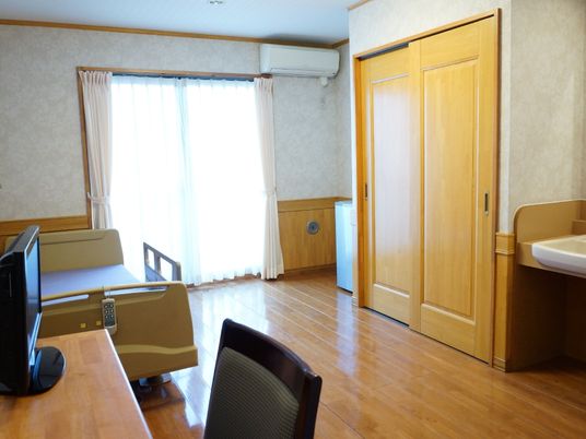 居室のベッドと洗面台