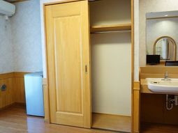 洗面台とクローゼットのある部屋