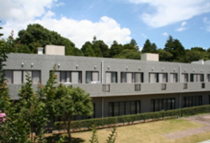 緑豊かな建物の外観